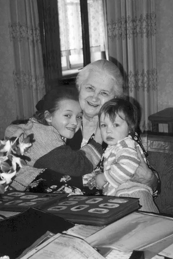 Дочь В Я Климова Ирина Владимировна с правнуками Екатериной слева и - фото 242