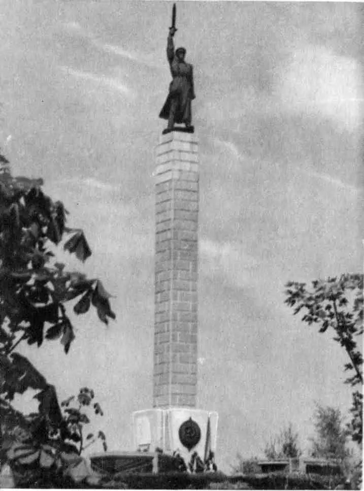 Памятник вечной славы сталинградским чекистам солдатам и офицерам геройской - фото 17