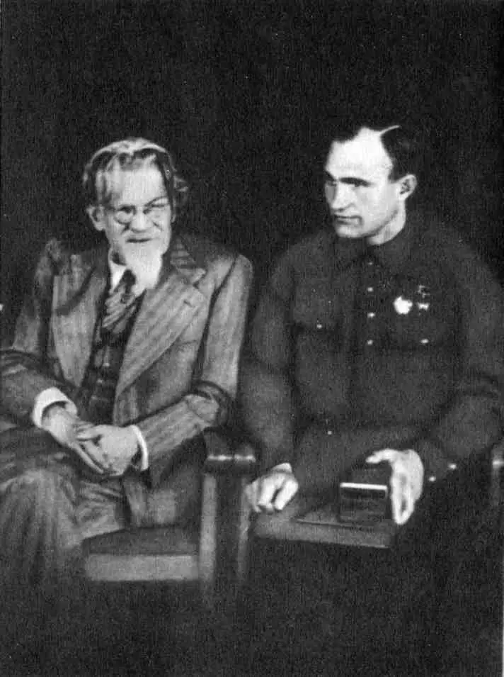 М И Калинин и командир соединения партизанских отрядов в Брянских лесах - фото 28