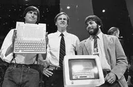 1984 г Стив Джобс слева председатель Apple Computers Джон Скалли в центре - фото 26