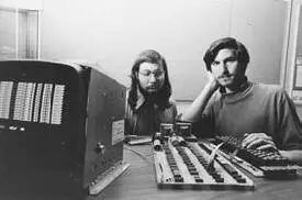 Стив Возняк и Стив Джобс зарождение Apple 1 апреля 1976 г Взять этих - фото 53