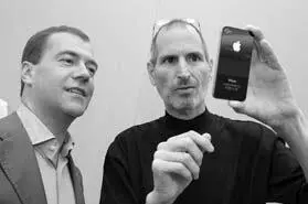 Джобс демонстрирует iPhone 4 президенту России Дмитрию Медведеву 23 июня 2010 - фото 64