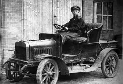 Автомобиль 10е гг ХХ в Конечно автомобиль был диковинкой на городских - фото 91
