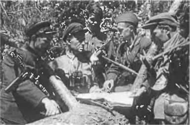 В центре М Прудников 1942 г Кто шел в партизаны Если верить сказкам - фото 67