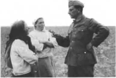Беларуские крестьянки общаются с немецким солдатом 1943 г Размышления по - фото 69
