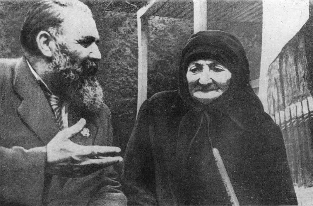 Галактион Табидзе и Тамар вдова великого грузинского поэта Важа Пшавела село - фото 9