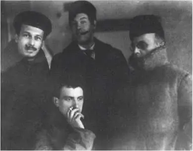 Маяковский в РОСТА Москва 1919 г Слева направо стоят ММ Черемных И А - фото 6