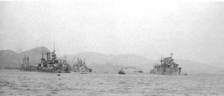 Пересвет в составе эскадры на рейде ПортАртура Броненосцы Победа и - фото 61