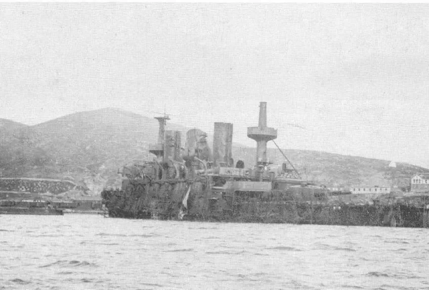 Пересвет на рейде ПортАртура после боя 28 июля 1904 г вверху и после - фото 70