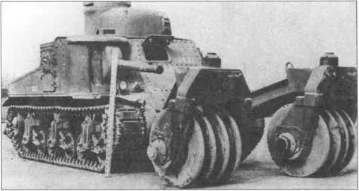 Танк М3 оборудованный катковым минным тралом Т1 во время испытаний на - фото 107