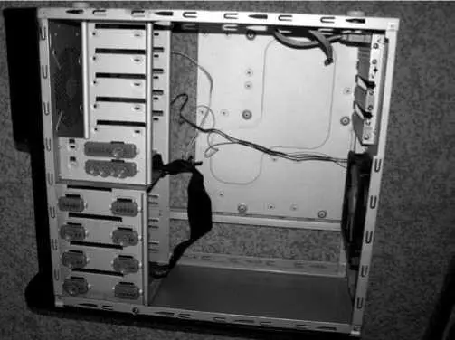Рис 138 Вид корпуса системного блока со снятым оборудованием перед апгрейдом - фото 38