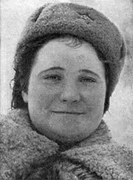 Снайпер Клава Маринкина Рая Скрынникова и Ольга Быкова после удачной охоты - фото 38