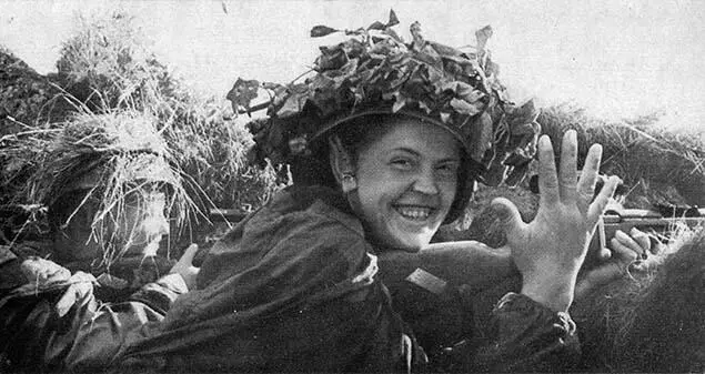 Стреляли на пять говорит жест Саши Шляховой комсорга девичьей - фото 45
