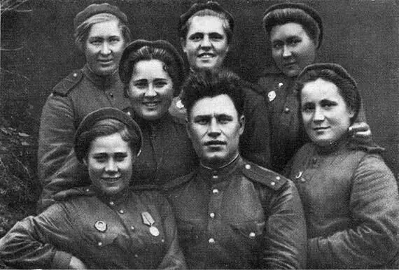 С маленькой любительской фотографии увеличена эта дружная группа В нижнем ряду - фото 46