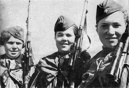 Калининский фронт лето 943 года Снайперы слева направо Тоня Комарова Лида - фото 47
