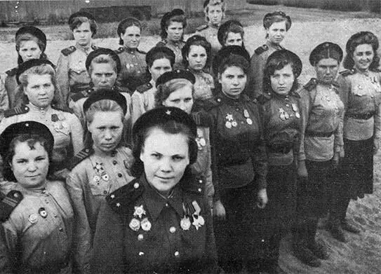 Веселые лица копны волос не умещаются под беретами девчата как девчата А - фото 57