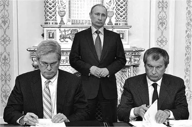 В присутствии Владимира Путина председатель правления Роснефти Игорь Сечин и - фото 28