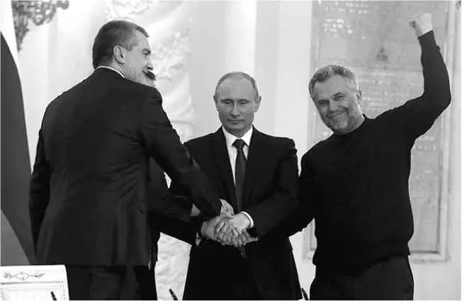 Исторический момент Президент РФ Владимир Путин в Кремле во время церемонии - фото 37