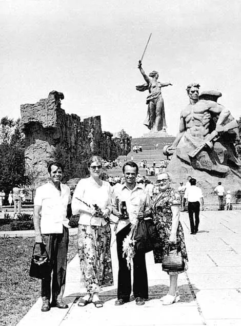 На Мамаевом кургане в Волгограде с Ришардом Сивы справа июль 1975 года Фото - фото 31