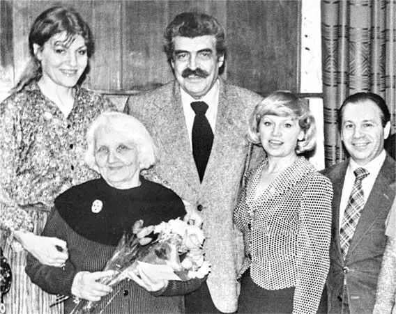 После концерта в московском ЦДРИ 12 марта 1980 года Слева направо Анна - фото 35