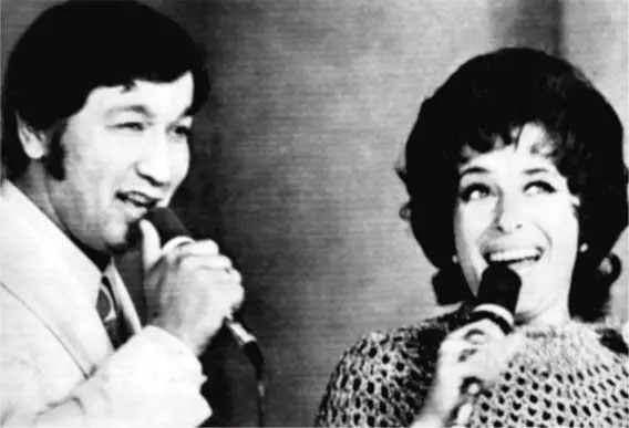 Алла Иошпе и Стахан Рахимов на фестивальной сцене в ЗеленаГуре 15 июня 1973 - фото 41