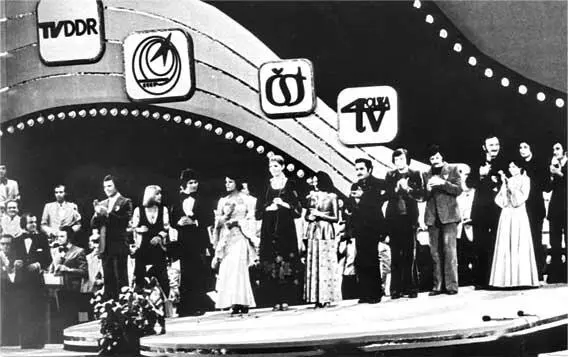 На съемке международной программы Голоса друзей в Останкино 18 марта 1977 - фото 45