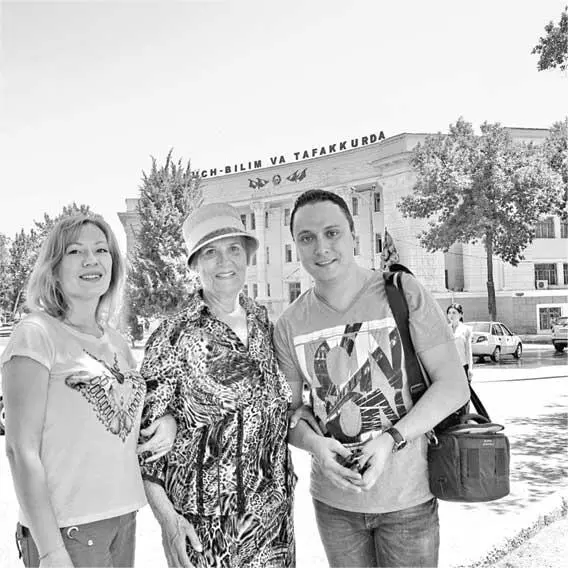 Маргарита Унру на улицах Ташкента с автором и редактором книги июнь 2015 года - фото 200