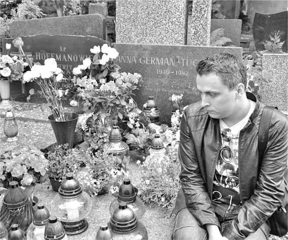 Автор книги Иван Ильичёв в Варшаве у могилы Анны Герман Спасибо Ольгане - фото 202