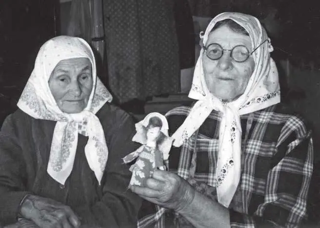 Илл 69 В Вологодской обл с елочкой обычно приносили куколку зайчика - фото 69