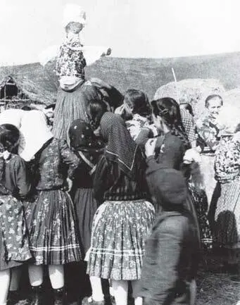 Илл 83 В обрядах этой группы широко употребляются как небольшие тряпичные или - фото 83