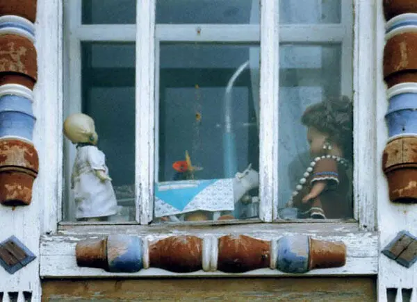 Куклы в окнах дома Д Карпово Павинского рна Костромской обл 1996 Фото И - фото 98