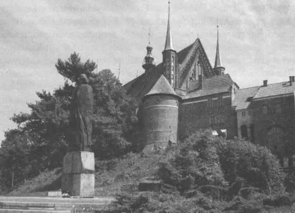 Памятник Копернику перед собором Фромборка В этом городе великий астроном - фото 62