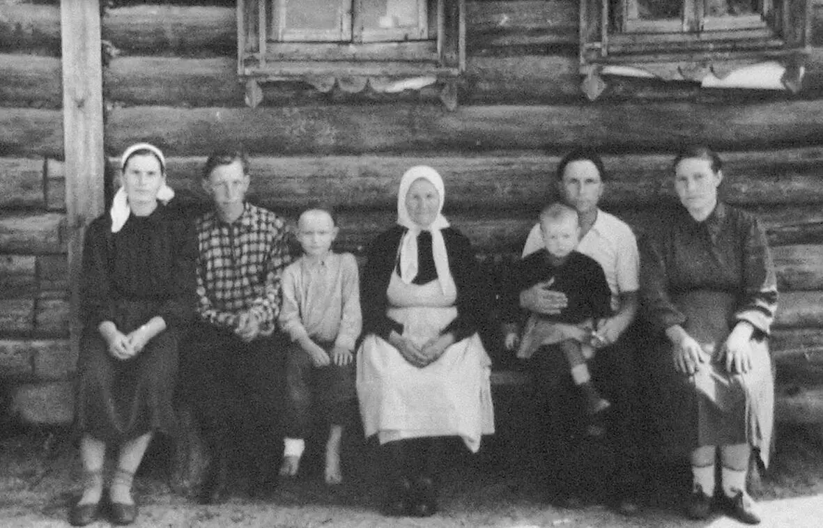 1 Первое второе и третье поколение мать 1900 г р в окружении двух - фото 1