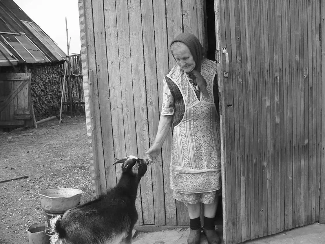 5 Баба Настя Анастасия Спирина 1918 г р с одной из ее коз Рязанская - фото 5