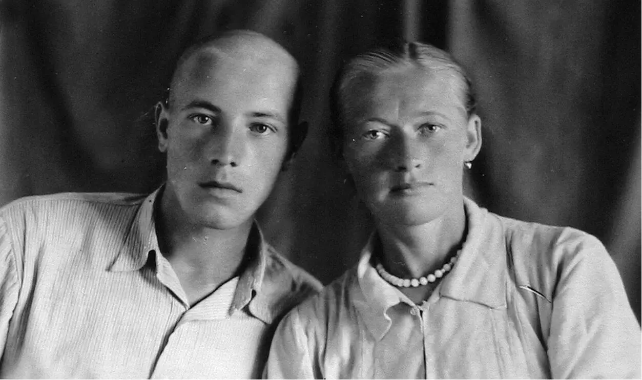 8 Евдокия Тимофеевна К 1932 г р и ее муж 1940 г р в день его призыва - фото 8