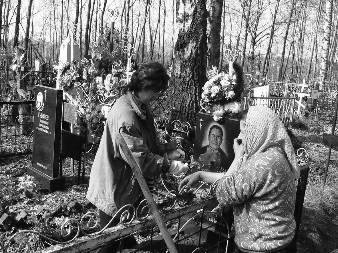 12 Великий четверг женщина прибирает могилу матери 1928 2000 и - фото 12