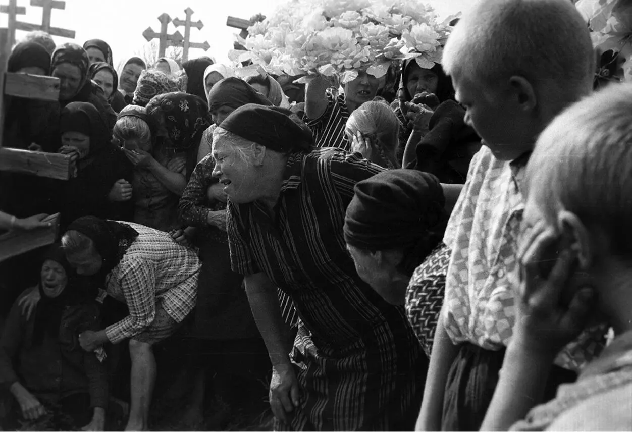 13 Причитание на кладбище Начало 70х годов Фотоархив ЮА Галева 14 - фото 13