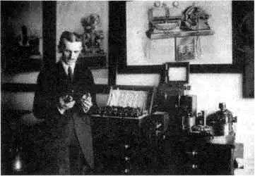 Никола Тесла приблизительно 1925 г Он с лихорадочной поспешностью обдумывал - фото 32