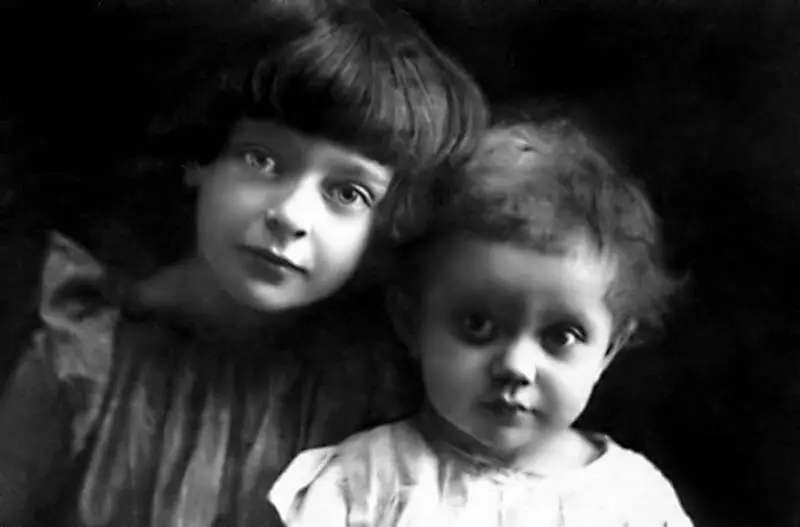 Дочери Марины Цветаевой Ариадна и Ирина Старшую у тьмы выхватывая младшей - фото 4