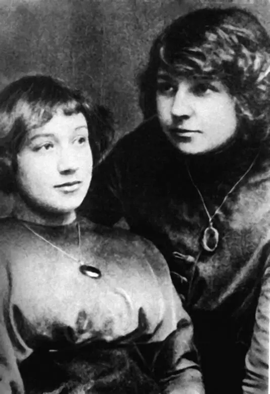 С сестрой Анастасией 1911 г Валерия невзлюбила Марию Александровну с детских - фото 9