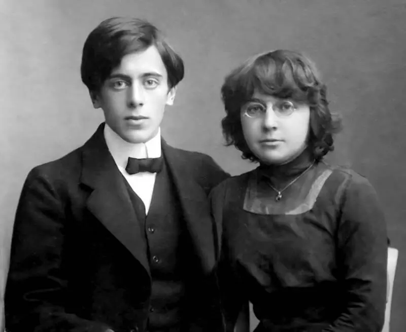 Марина Цветаева и Сергей Эфрон перед свадьбой 1911 г Обвенчались Сережа и - фото 10