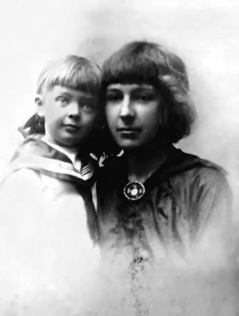 Марина Цветаева с Алей 1916 г Марина ответила что это потому что сейчас - фото 12