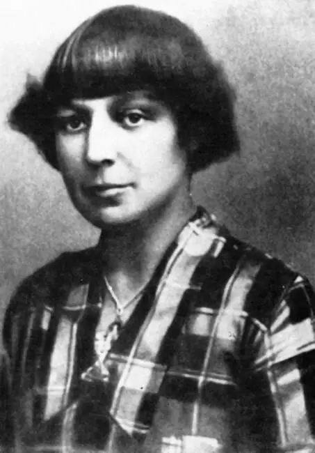 Марина Цветаева Прага 1924 г В первые годы революции Бальмонт и Марина - фото 17