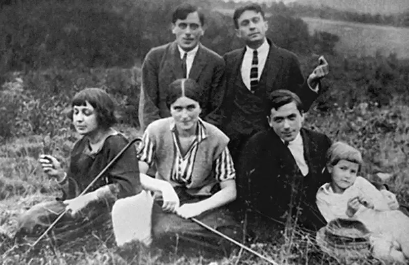 Прага 1923 г Крайняя слева Марина Цветаева Сзади слева Сергей Эфрон - фото 28