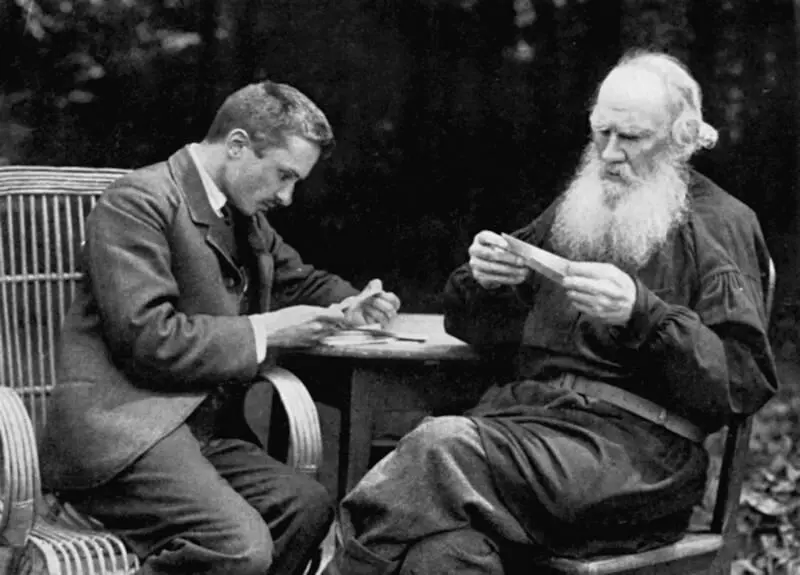Валентин Булгаков и Лев Толстой в Ясной Поляне 1910 г На Святках в убогих - фото 29