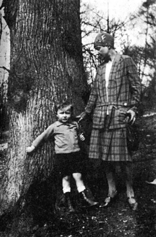 Марина Цветаева с сыном Георгием Муром 1928 г Я стал шарить по полу - фото 31