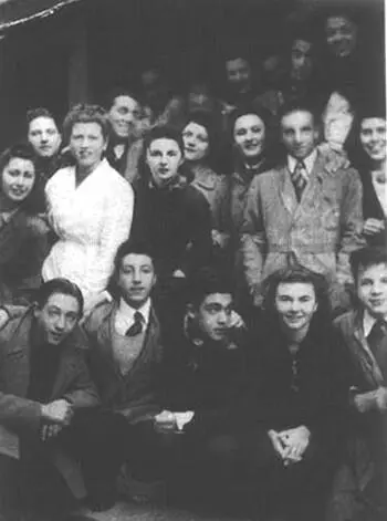 Третий класс художественной школы я первый справа в нижнем ряду второй и - фото 10