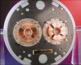 Модель поперечного сечения дипольного магнита БАКа Две пучковые трубы - фото 59