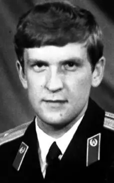 Волею судьбы он родился и похоронен в Луганске бывший Ворошиловград хотя всю - фото 17
