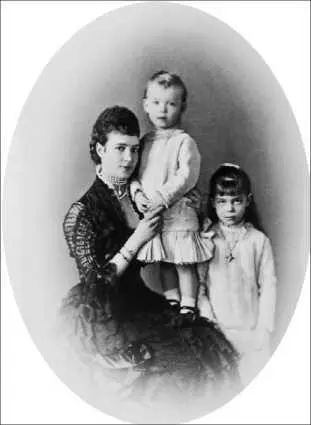 Императрица Мария Федоровна с детьми Ксенией и Михаилом 1880е гг В мае - фото 152